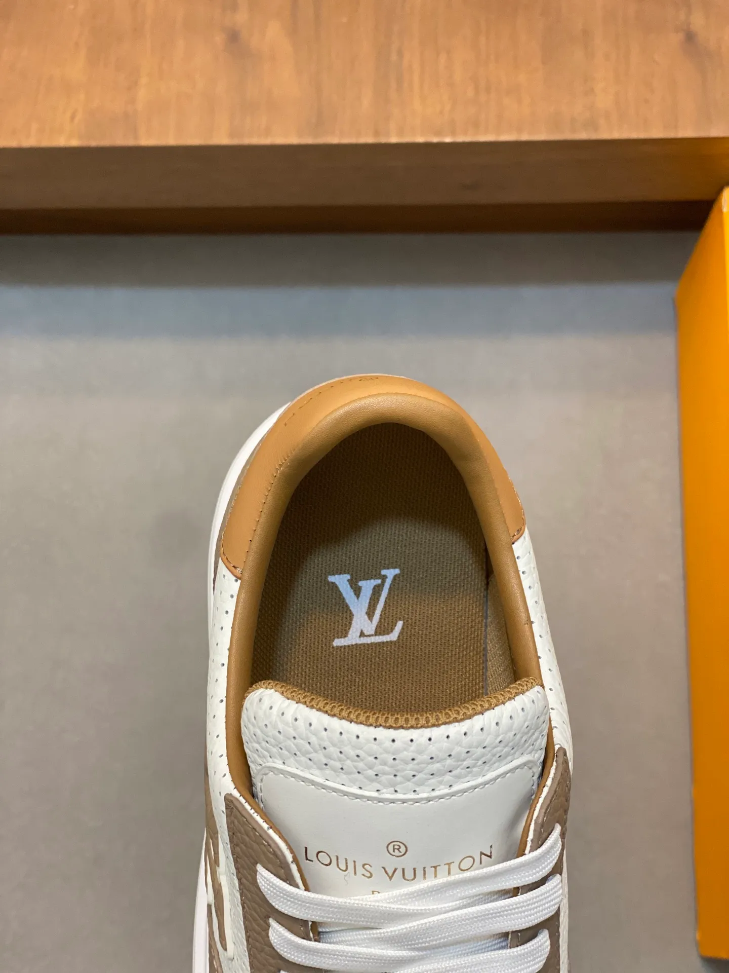 Factory Price: 400💰LV🔍Top Purchasing Agency🇮🇹 Lu Street Boy’s popular sports shoes counter synchronized, uppers imported from Italy cowhide fabric, high-quality complex splicing crafts, imported water-dyed cowhide lining cowhide feet Sole: Original sole provided by the original factory, T men's men's shoes 💰U exclusive movable molded sole, super comfortable, original factory follow-up goods, 🔍🔍high quality, can be entered and exited the counter at will, welcome to compare, code number 39-44 (order 38 45)